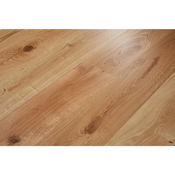 Parkettmuster Eiche Matt - 300 x 190 x 14 mm, Landhausdiele - Nahaufnahme von hellem Eichenparkett, das die natürliche Maserung und Astlöcher des Holzes hervorhebt.