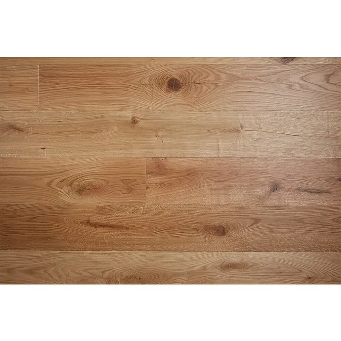 Parkettmuster Eiche Matt - 300 x 190 x 14 mm, Landhausdiele - Nahaufnahme von hellem Eichenparkett. Das Parkett zeigt eine natürliche Holzmaserung und Astlöcher für einen rustikalen Look.