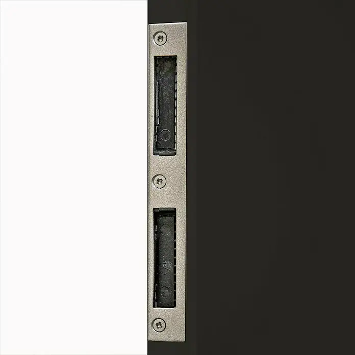 Classen PL Türzarge - 985 x 1.985 mm, Wandstärke: 260 mm, DIN Anschlag: Links, Uni Schwarz - Nahaufnahme einer Türfalle mit einem silberfarbenen Beschlag auf einem schwarz-weißen Hintergrund.