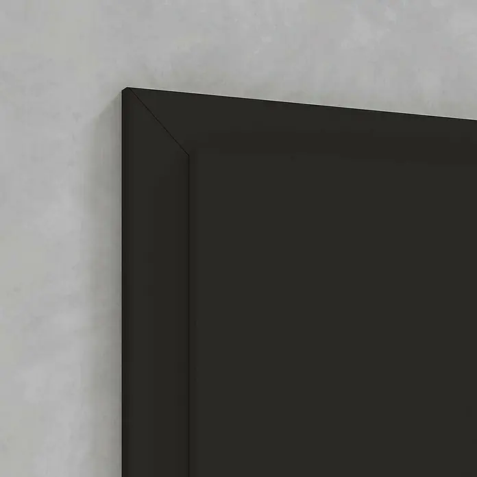 Classen PL Türzarge - 985 x 1.985 mm, Wandstärke: 260 mm, DIN Anschlag: Links, Uni Schwarz - Detailaufnahme einer modernen, schwarzen Tür mit minimalistischem Design und klaren Linien, die Eleganz und Schlichtheit vereint.