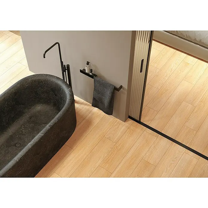 Feinsteinzeugfliese Mersin - 19,3 x 120,2 cm, Sand, Matt - Modernes Badezimmer mit einer freistehenden Badewanne in dunkler Steinoptik, einer stilvollen Armatur und hellen Holzböden.