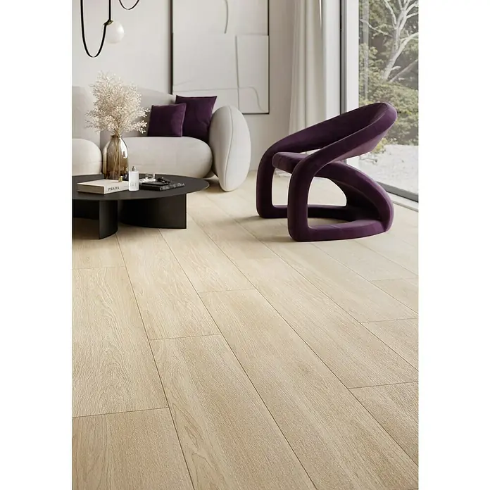 Feinsteinzeugfliese Mersin - 19,3 x 120,2 cm, Creme, Matt - Elegantes Wohnzimmer mit hellen Holzböden, einem modernen Sofa, einem Couchtisch und einem auffälligen lila Sessel.