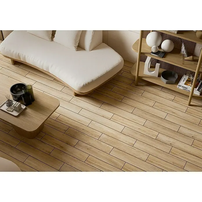 Steingutfliese Mini York - 60 x 11 cm, Sand, Matt - Eine Nahaufnahme des schönen Holzfußbodens in einem Wohnzimmer mit einem Sofa und einem Beistelltisch. Elegantes Interieur mit Fokus auf Holzboden.