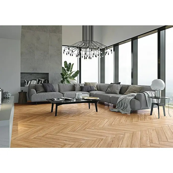 Steingutfliese Mini York - 60 x 11 cm, Honey, Matt - Ein helles Wohnzimmer mit einem grauen Sofa, einem schwarzen Tisch und einer modernen Pendelleuchte, die den Raum elegant beleuchtet.