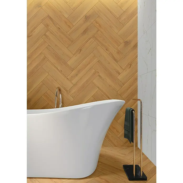Feinsteinzeugfliese Sealwood - 17,5 x 60 cm, Beige, Matt - Badezimmer-Szene mit einer eleganten, freistehenden Badewanne und einem Handtuchhalter. Das Holzparkett verleiht Wärme.