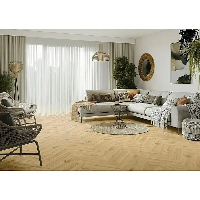 Feinsteinzeugfliese Sealwood - 17,5 x 60 cm, Creme, Matt - Wohnzimmer mit hellem Parkettboden, grauer Couch und Dekoelementen. Die Einrichtung schafft eine gemütliche Atmosphäre zum Entspannen und Wohlfühlen.