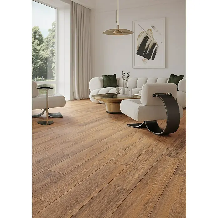 Feinsteinzeugfliese Mersin - 19,3 x 120,2 cm, Brown, Matt - Elegantes Wohnzimmer mit hellem Sofa, stilvollem Sessel, Couchtisch und Parkettboden. Die Einrichtung wird durch eine Pendelleuchte ergänzt.