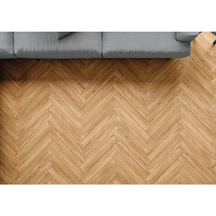 Steingutfliese Mini York - 60 x 11 cm, Honey, Matt - Ein helles Fischgrätenmuster aus Holzparkett, das eine warme und einladende Atmosphäre schafft, betont das Design des Bodens.