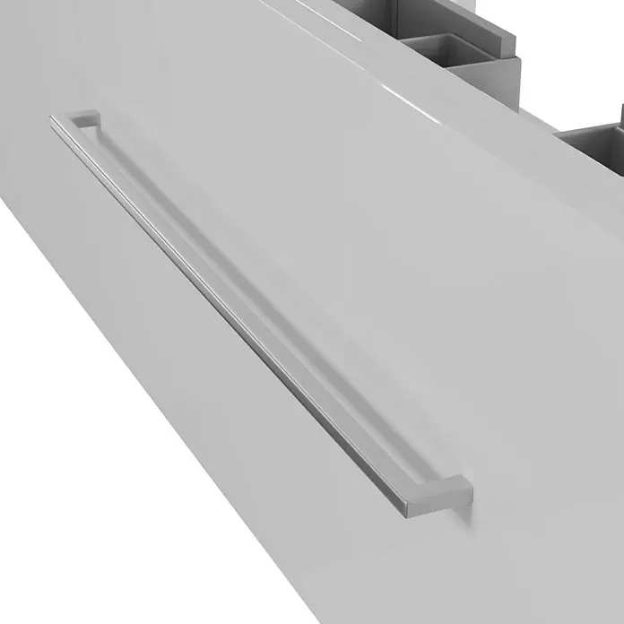 Camargue Espacio Waschtischunterschrank - 120 x 46 x 30 cm, Mira - Detailaufnahme einer modernen, silberfarbenen Handtuchstange an einer glatten, grauen Oberfläche. Das minimalistische Design der Stange fällt ins Auge.