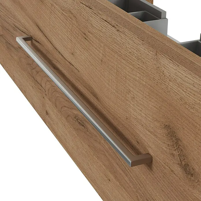 Camargue Espacio Waschtischunterschrank - 120 x 46 x 30 cm, Doce - Detailaufnahme eines Holzschrankes mit einem langen, silberfarbenen Griff. Die Holzmaserung ist deutlich sichtbar.