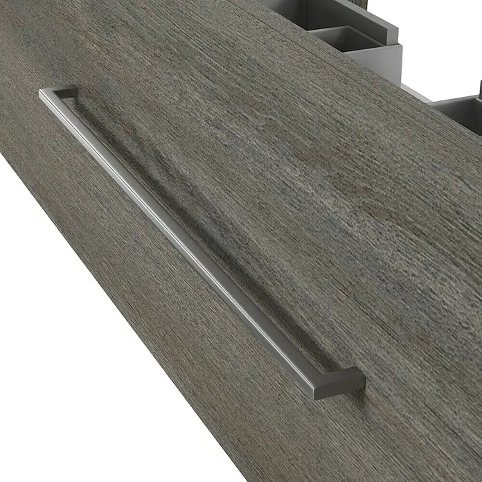 Camargue Espacio Waschtischunterschrank - 120 x 46 x 30 cm, Faro - Detailaufnahme eines modernen Schranks mit langem, silberfarbenem Griff. Die Holzstruktur des Schranks ist gut sichtbar.