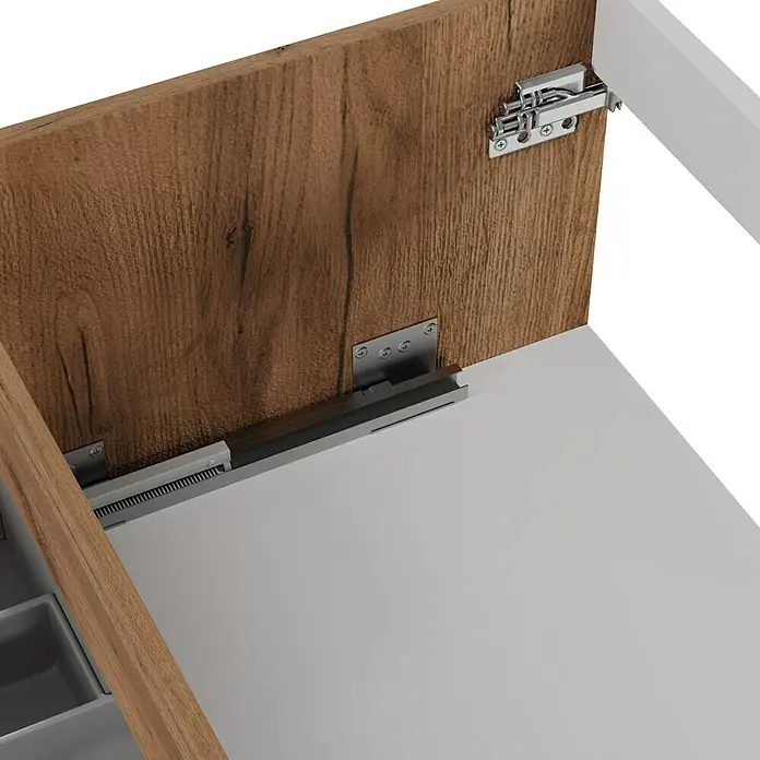 Camargue Espacio Waschtischunterschrank - 120 x 46 x 30 cm, Doce - Detailansicht eines Möbelstücks mit Holzstruktur und silberfarbenen Beschlägen, die die Funktionalität hervorheben.