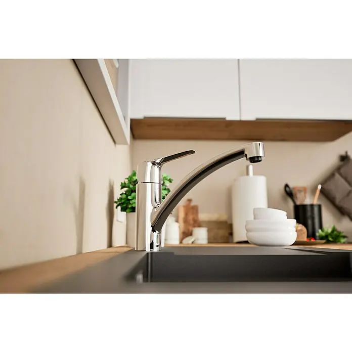 Grohe QuickFix Spültischarmatur Start - Ausladung Armatur: 227 mm, Chrom, Schwenkbereich: 140 ° - Nahaufnahme einer modernen Küchenarmatur aus Chrom mit schlankem Design vor einem Waschbecken.