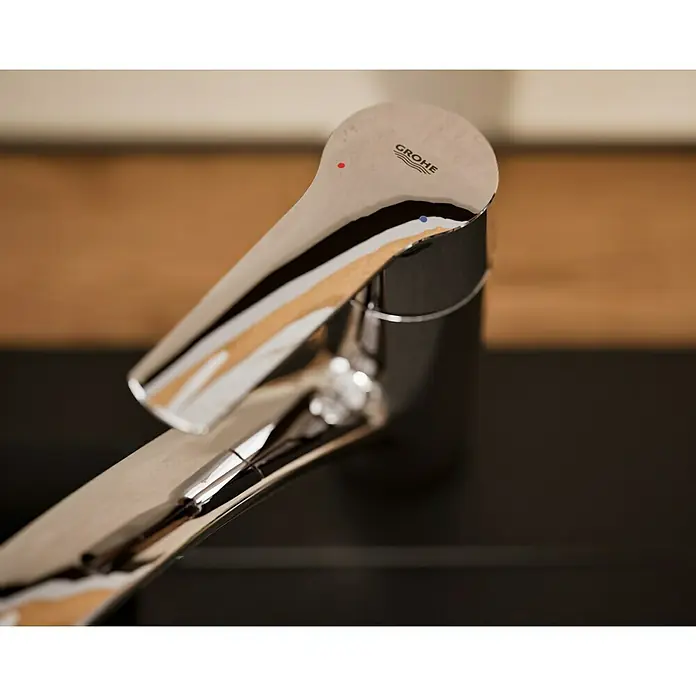 Grohe QuickFix Spültischarmatur Start - Ausladung Armatur: 227 mm, Chrom, Schwenkbereich: 140 ° - Nahaufnahme eines eleganten, verchromten Grohe-Wasserhahns, der modernes Design und hochwertige Verarbeitung vereint.