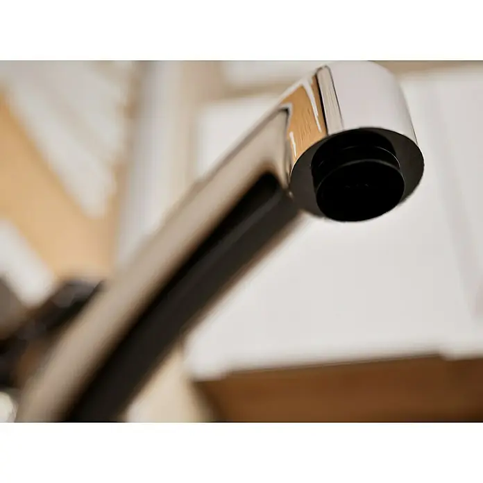Grohe QuickFix Spültischarmatur Start - Ausladung Armatur: 227 mm, Chrom, Schwenkbereich: 140 ° - Nahaufnahme eines modernen Chrom-Wasserhahns mit schwarzem Auslauf vor einem verschwommenen Hintergrund. Der Wasserhahn wirkt elegant und zeitgemäß.