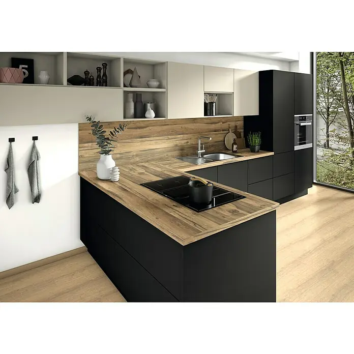 CUCINE Küchenrückwand Fixmaß - Artisan Eiche/Plankeneiche, 410 x 64 cm, Stärke: 9,2 mm - Eine moderne Küche mit einer schwarzen Kochinsel und einer Arbeitsplatte in Holzoptik. Helle, offene Regale und dunkle Hochschränke vervollständigen das Design.