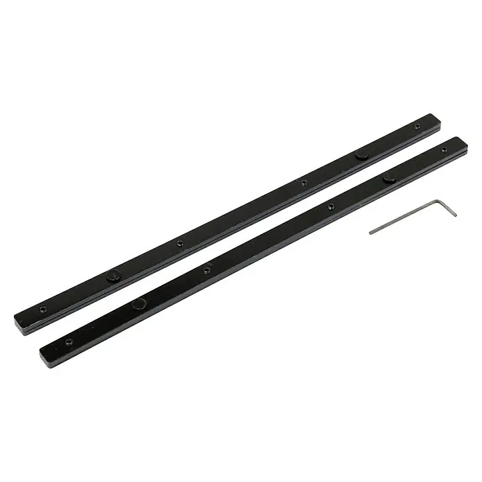 Makita Fühungsschienenverbinder 198885-7 - Passend für: Verschiedene Makita Handkreis-, Tauch- oder Stichsägen - Zwei schwarze Schienen mit Schrauben und einem Inbusschlüssel, die ein Zubehör darstellen. Ideal für Montage und Feinjustierung.
