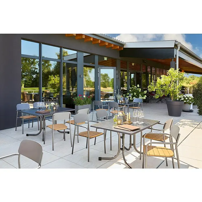 Gartenmöbel-Set Gastro/Boulevard II - 5 -tlg., Stahl, Polywood, Mecalit, Night-Grey, Schiefer - Einladender Außenbereich mit eleganten Gartentischen und Stühlen, perfekt für entspannte Stunden im Freien mit stilvollem Ambiente.