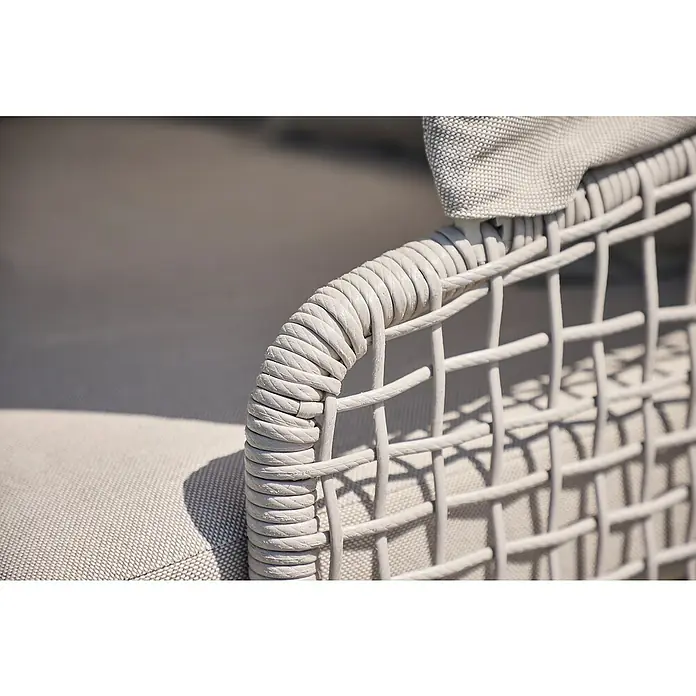 Sunfun Solo Rope Loungesofa - B x T x H: 187 x 114 x 81,5 cm, Aluminium, Olefin, Light-Greige - Nahaufnahme eines hellgrauen Korbsessels mit Textilbezug. Die geflochtene Struktur und das Polster laden zum Verweilen ein.