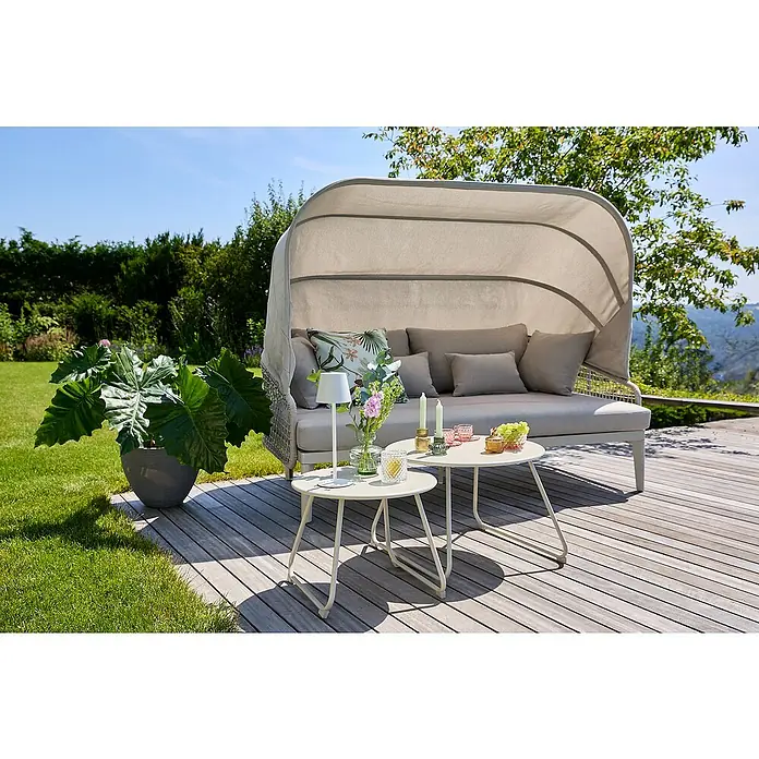 Sunfun Solo Rope Loungesofa - B x T x H: 187 x 114 x 81,5 cm, Aluminium, Olefin, Light-Greige - Eine stilvolle graue Outdoor-Lounge mit Baldachin und zwei Beistelltischen mit dekorativen Elementen auf einer Holzterrasse.