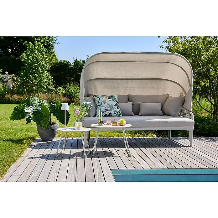 Sunfun Solo Rope Loungesofa - B x T x H: 187 x 114 x 81,5 cm, Aluminium, Olefin, Light-Greige - Ein schickes Outdoor-Sofa mit Baldachin und Beistelltischen auf einer Holzterrasse, perfekt für entspannte Stunden im Garten.
