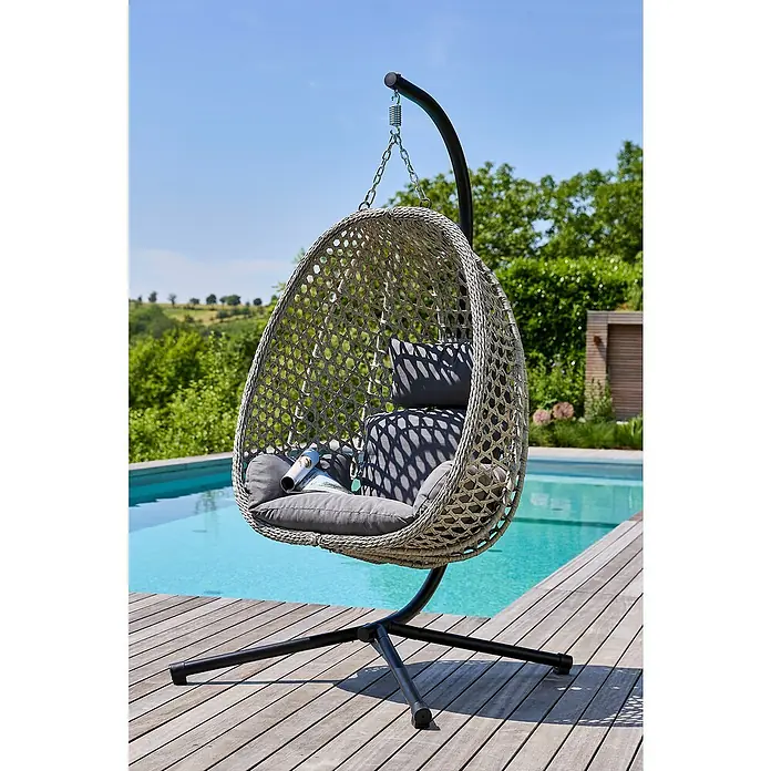 Sunfun Hängesessel - L x B x H: 103 x 95 x 196 cm, Stahl, Grau/Schwarz - Ein grauer Hängekorbsessel mit Kissen steht auf einer Holzterrasse neben einem Pool. Er lädt zum Entspannen und Verweilen ein.