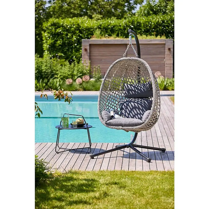 Sunfun Hängesessel - L x B x H: 103 x 95 x 196 cm, Stahl, Grau/Schwarz - Eine moderne Hängematte mit einem kleinen Tisch und erfrischenden Getränken am Pool. Ideal zum Entspannen im Garten.