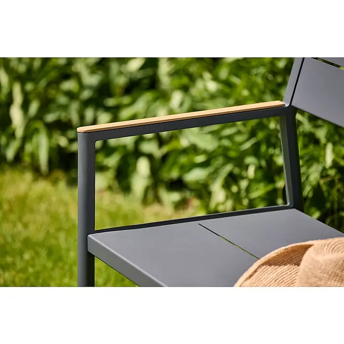 Sunfun Maja Gartenbank - B x T x H: 126 x 55 x 85 cm, Aluminium, Polywood, Night-Grey - Detailansicht eines grauen Gartenstuhls mit Armlehne aus Holz, der Komfort und Stil im Außenbereich bietet.