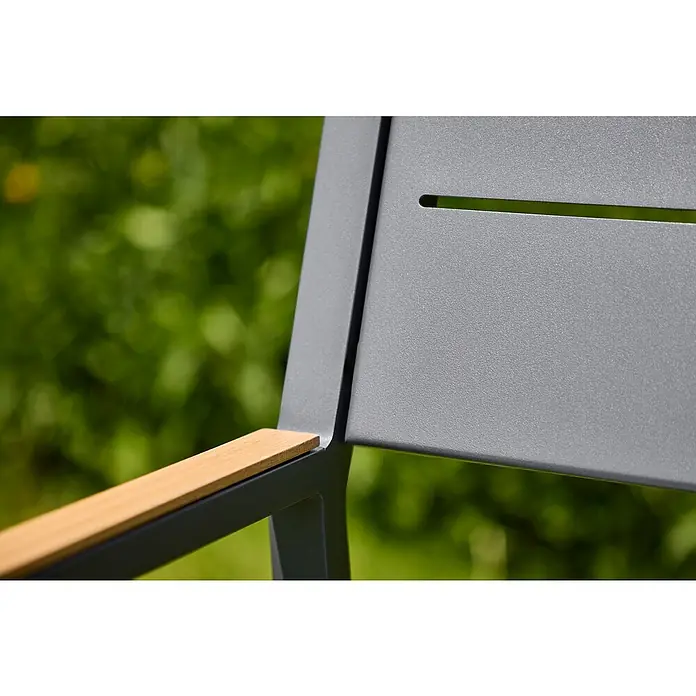 Sunfun Maja Gartenbank - B x T x H: 126 x 55 x 85 cm, Aluminium, Polywood, Night-Grey - Detailaufnahme eines Gartenstuhls mit Armlehne aus Holz und grauem Metallrahmen, ideal für entspannte Stunden im Freien.