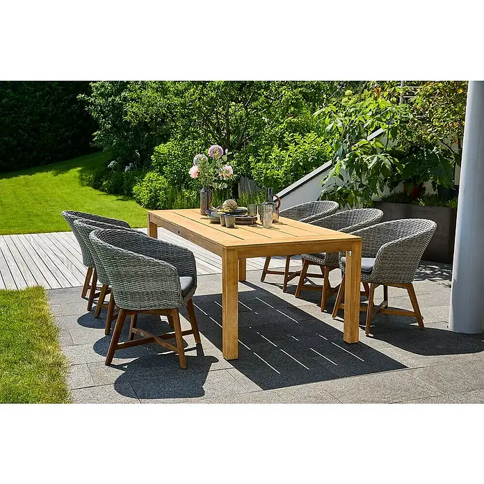 Sunfun Gartenmöbel-Set Laura/Pauline X-Fuß - 7 -tlg., Akazie, Polyrattan, Aluminium, Naturbraun/Bambus-Grau - Das Bild zeigt ein hölzernes Gartenset mit Tisch und Rattansesseln mit grauen Sitzkissen auf einer Terrasse.