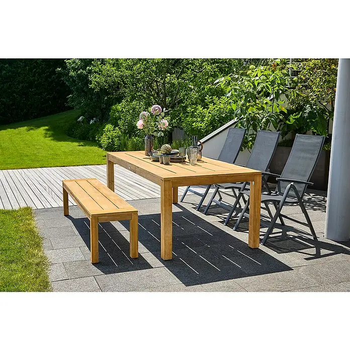Sunfun Gartenmöbel-Set Laura/Maja - 5 -tlg., Aluminium, Stahl, Textilen, Naturbraun/Night-Grey, Positionssessel - Ein Gartentisch mit dazugehöriger Bank und Stühlen auf einer Terrasse, umgeben von üppigem Grün. Das Set verspricht entspannte Stunden im Freien.