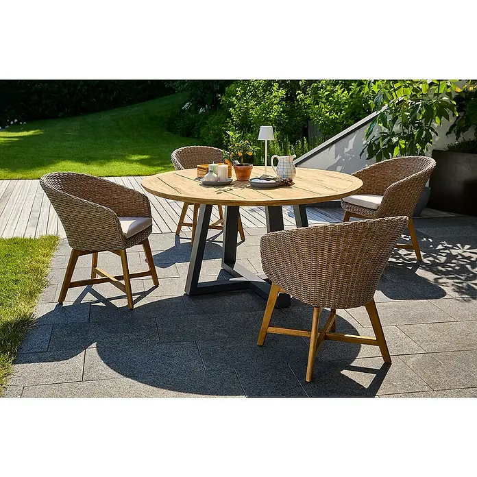 Sunfun Pauline Gartensessel - B x T x H: 62 x 70 x 80 cm, Polyrattan, Akazie, Aluminium, Hellbraun - Einladender Außenbereich mit einem runden Holztisch und vier Rattanstühlen, ideal für entspannte Stunden im Garten oder auf der Terrasse.