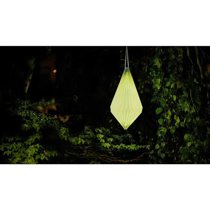 Starlux Hängelampe Laterne - L x B x H: 25 x 25 x 40 cm, Grün - Nachts leuchtet eine hängende, kegelförmige Papierlaterne, die ein warmes, einladendes Licht inmitten der dunklen Umgebung ausstrahlt.