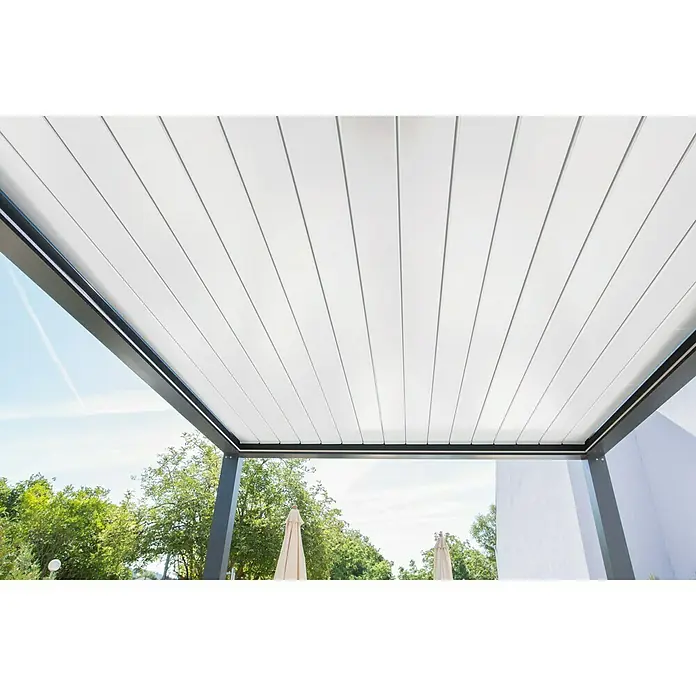 Wismar-NFI Pergola BioB x T: 339,6 x 400 cm, Grau/Weiß, Aluminium - Nahaufnahme einer modernen Pergola mit weißen Lamellen und einem dunklen Rahmen, die einen stilvollen Schattenplatz bietet.