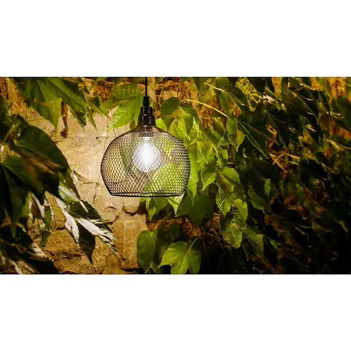 Starlux Pendelleuchte Laterne Metall - L x B x H: 18 x 18 x 21 cm, Schwarz, IP44 - Eine hängende Gitterlampe mit warmem Licht inmitten von üppigem Grün, die eine gemütliche und einladende Atmosphäre schafft.