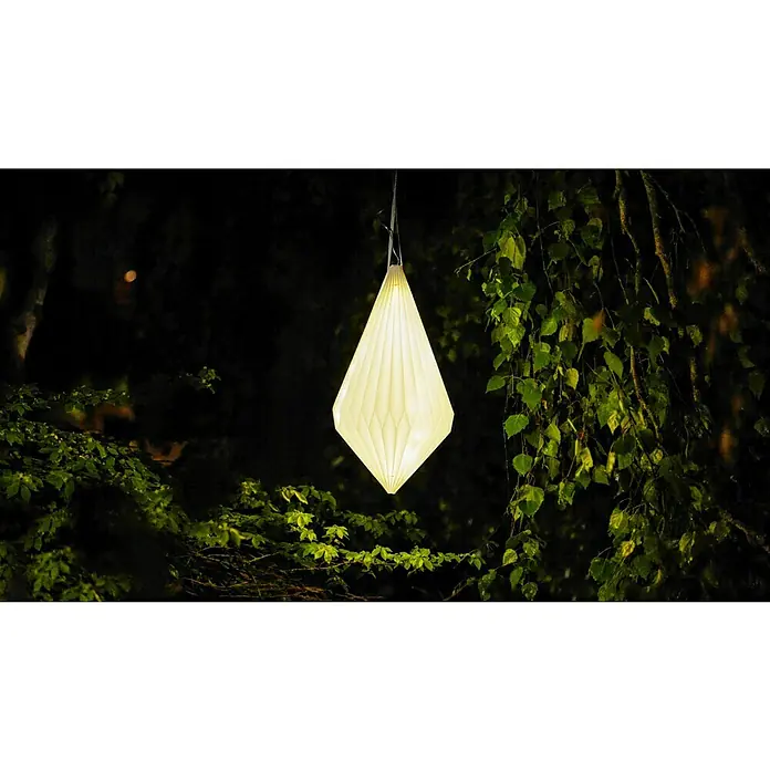 Starlux Hängelampe Laterne - L x B x H: 25 x 25 x 40 cm, Weiß - Elegante, tropfenförmige Papierlaterne, die im Dunkeln leuchtet, umgeben von üppigem Grün. Perfekt für stimmungsvolle Beleuchtung im Freien.