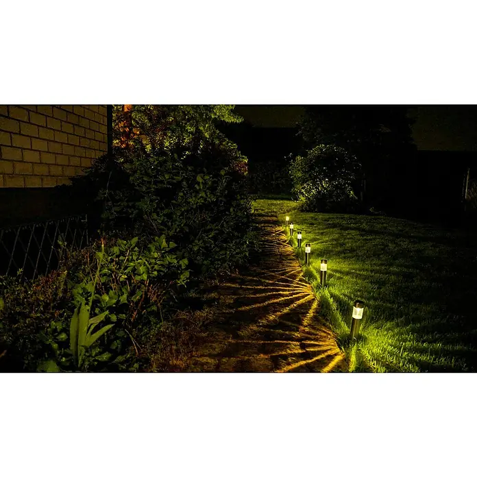 BAUHAUS Solarleuchten-Set Mini - L x B x H: 4,7 mm x 4,7 cm x 33,5 mm, Edelstahl, IP44 - Gartenweg beleuchtet mit mehreren Solarleuchten. Sie spenden ein warmes Licht und erhellen den Weg und den Rasen mit hellen Strahlen.