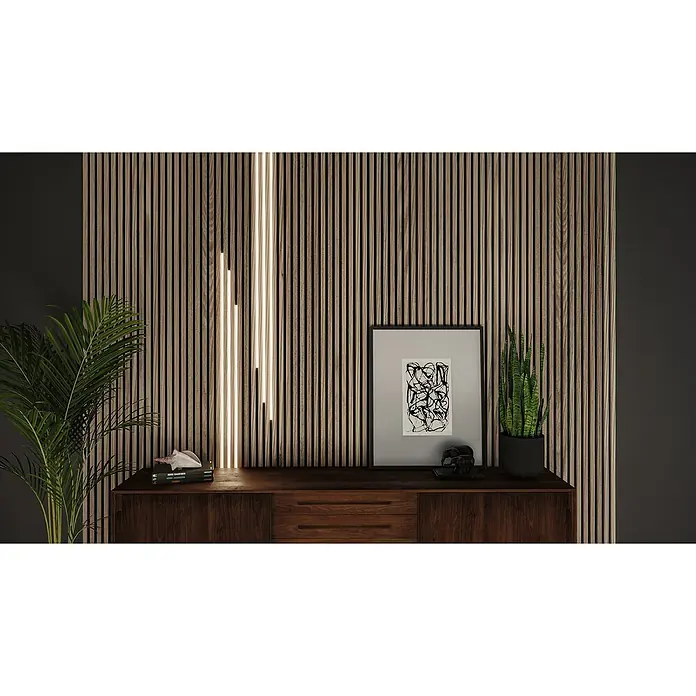 Paulmann Profil Diffusor Base Profil - L x H: 1 m x 9 mm, Schwarz - Dieses Bild zeigt ein elegantes Sideboard aus Holz mit minimalistischem Dekor, darunter ein gerahmtes Bild und Pflanzen, vor einer stilvollen Holzwand mit integrierter Beleuchtung.