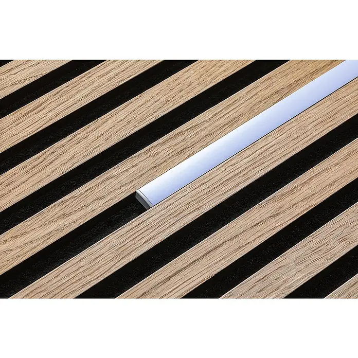 Paulmann Profil Diffusor - Länge: 100 cm, Aluminium - Nahaufnahme einer akustischen Wandpaneele mit Holzlatten und integrierter LED-Beleuchtung, die ein modernes Designelement hervorhebt.