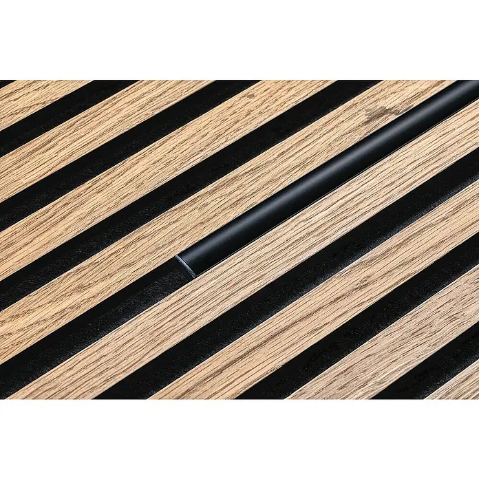 Paulmann Profil Diffusor Base Profil - L x H: 1 m x 9 mm, Schwarz - Nahaufnahme einer Akustikwand mit Holzlamellen und schwarzen Akzenten. Das Paneel ist diagonal ausgerichtet.