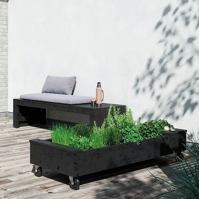 Plus Gartenbank Fun - B x T x H: 180 x 59 x 46 cm, Fichte, Natur - Schwarze Gartenbank mit Kissen und ein Kräuterbeet auf Rollen aus Holz für den Außenbereich.