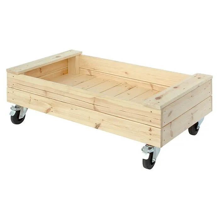 Plus Gartenbank Fun - B x T x H: 120 x 59 x 46 cm, Fichte, Natur - Ein Rollwagen aus hellem Holz. Die Holzkiste hat vier Räder mit silbernen Metallhalterungen. Perfekt für Transport und Lagerung.