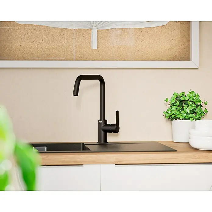 Grohe Start Spültischarmatur - Ausladung Armatur: 228 mm, Schwarz, Matt - Schwarzer Wasserhahn auf einer Küchenspüle.