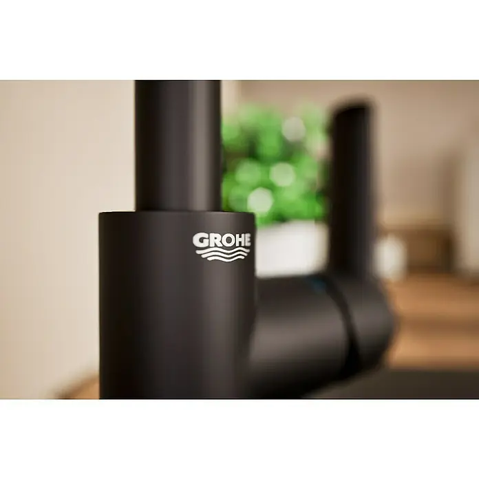 Grohe Start Spültischarmatur - Ausladung Armatur: 228 mm, Schwarz, Matt - Nahaufnahme eines schwarzen Grohe Wasserhahns mit dem Grohe-Logo. Ein moderner und stilvoller Wasserhahn für jedes Badezimmer.