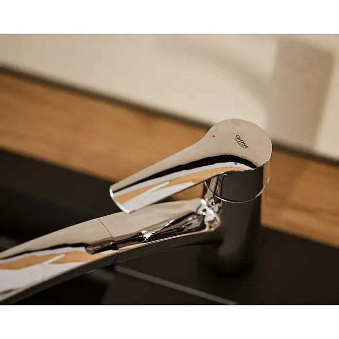 Grohe QuickFix Spültischarmatur Start - Chrom, Ausziehbar, Glänzend - Nahaufnahme eines eleganten, verchromten Grohe Wasserhahns mit minimalistischem Design, ideal für moderne Badezimmer und Küchen.