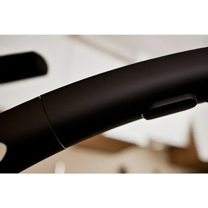 Grohe QuickFix Start Spültischarmatur - Schwarz, Schwenkbar, Matt - Nahaufnahme eines schwarzen Fahrradlenkers mit einem kleinen, länglichen Bedienknopf, der in ein modernes Design integriert ist.