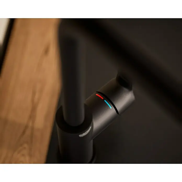Grohe Start Spültischarmatur - Ausladung Armatur: 228 mm, Schwarz, Matt - Nahaufnahme eines modernen, mattschwarzen Wasserhahns mit roten und blauen Temperaturmarkierungen.