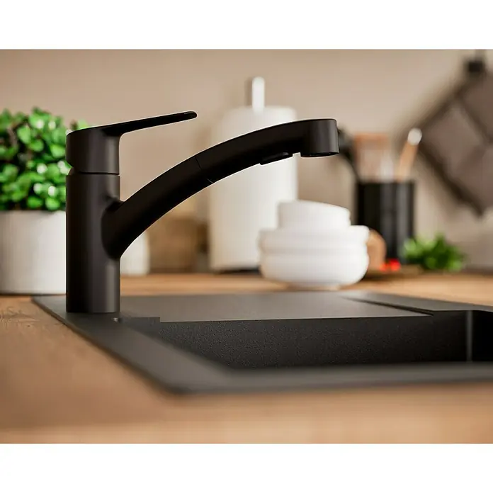 Grohe QuickFix Start Spültischarmatur - Schwarz, Schwenkbar, Matt - Schwarzer Küchenarmatur mit passender Spüle auf einer hellen Holzoberfläche.