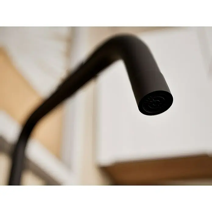 Grohe Start Spültischarmatur - Ausladung Armatur: 228 mm, Schwarz, Matt - Nahaufnahme eines modernen, mattschwarzen Wasserhahns, der sich durch sein minimalistisches Design auszeichnet und in einem Badezimmer oder einer Küche installiert ist.