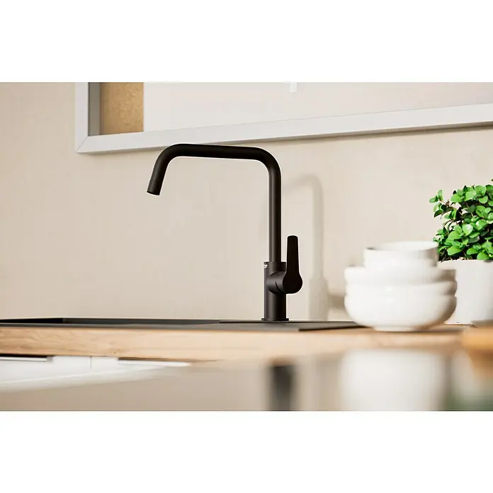 Grohe Start Spültischarmatur - Ausladung Armatur: 228 mm, Schwarz, Matt - Schwarzer Wasserhahn in einer modernen Küche mit hellen Tönen. Der Wasserhahn ist das zentrale Element im Bild.
